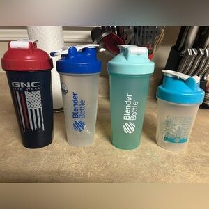 4 Blender Bottles with 3 Blender Balls EUC
